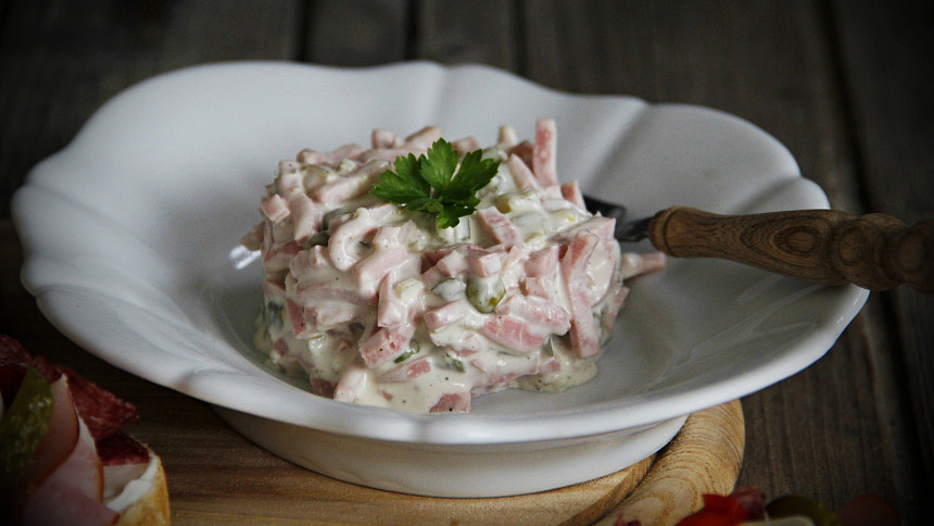 Pochoutkový salát patří mezi stálice už témeř padesát let