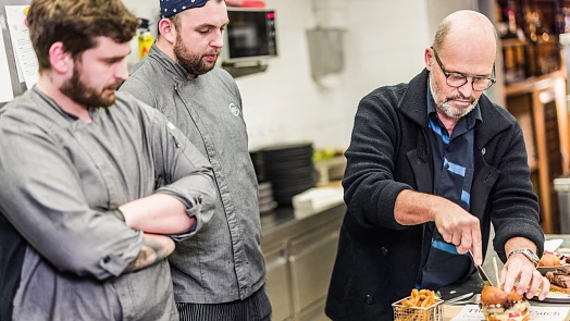 Pohlreichův souboj restaurací: Ve čtvrtém díle postoupili kamarádi ze školky. Pražský Dock House zaválel nejen steakem a hamburgerem