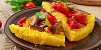 Kukuřičná kaše polenta je skvělá příloha. Dá se ochutit mnoha způsoby a jdou z ní udělat i netradiční hranolky