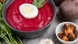 Polévka z pečeného česneku a červené řepy je podzimní životabudič. S vařeným vejcem navíc hravě nahradí hlavní jídlo
