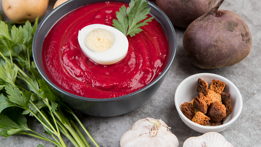 Polévka z pečeného česneku a červené řepy je podzimní životabudič. S vařeným vejcem navíc hravě nahradí hlavní jídlo