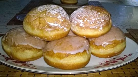 Největší evropské koblihy jsou ty polské s názvem paczki: Plněné pudinkovým krémem s vaječným likérem nemají chybu