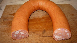 Znáte slovenský salám? Připomíná náš „točeňák“ a stejně tak jej můžete použít. A opečený na ohni chutná prostě skvěle