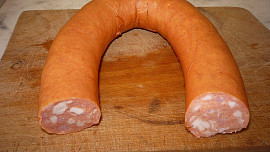 Znáte slovenský salám? Připomíná náš „točeňák“ a stejně tak jej můžete použít. A opečený na ohni chutná prostě skvěle