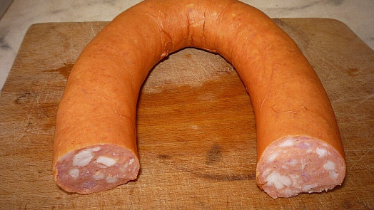 Znáte slovenský salám? Připomíná náš „točeňák“ a stejně tak jej můžete použít. A opečený na ohni chutná prostě skvěle