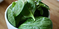 Dokonalý špenát z pánve, který neztratí barvu ani chuť: Stačí pár minut a jeden kuchyňský detail navíc