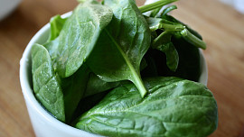 Dokonalý špenát z pánve, který neztratí barvu ani chuť: Stačí pár minut a jeden kuchyňský detail navíc