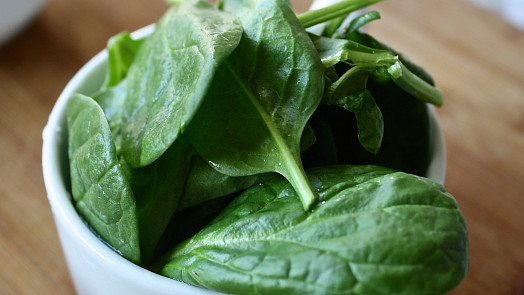 Dokonalý špenát z pánve, který neztratí barvu ani chuť: Stačí pár minut a jeden kuchyňský detail navíc