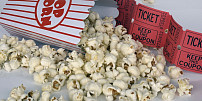 Odhalte tajemství popcornu: Kdy se svět zbláznil do křupavých kukuřičných pukanců?