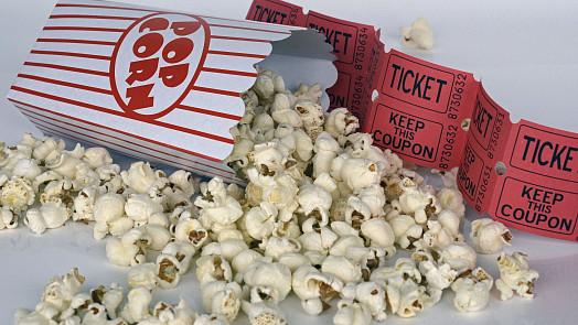 Odhalte tajemství popcornu: Kdy se svět zbláznil do křupavých kukuřičných pukanců?