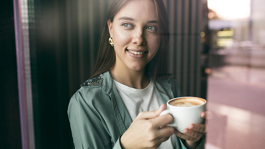 Stačí přidat do kávy jednu ingredienci a zbavíte se hladu: Víme, jak a proč osvědčený recept funguje