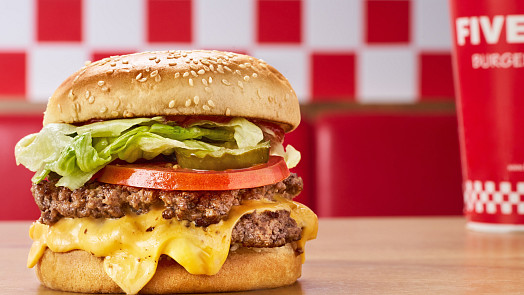 Arašídy zdarma a burgery, ze kterých si sednete na zadek! V Praze se otevírá legendární Five Guys už za dva týdny