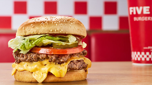 Arašídy zdarma a burgery, ze kterých si sednete na zadek! V Praze se otevírá legendární Five Guys už za dva týdny