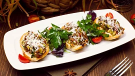 Bramborové orgie: Už jste ochutnali francouzské tartiflette, indickou bramborovou placku nebo švédský brambor s lososem?