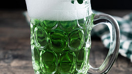 Na svátek svatého Patrika se pije zelené pivo a nabízejí ho i některé české pivovary. Které to jsou?