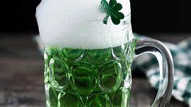 Na svátek svatého Patrika se pije zelené pivo a nabízejí ho i některé české pivovary. Které to jsou?