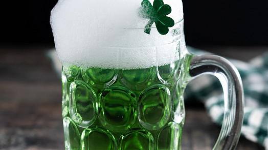 Na svátek svatého Patrika se pije zelené pivo a nabízejí ho i některé české pivovary. Které to jsou?