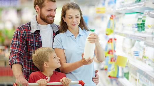 Vejce za 4 koruny, mazanec za 9,90 Kč a mléko za 7,90 Kč: Před Velikonoci obchody neskutečně zlevnily