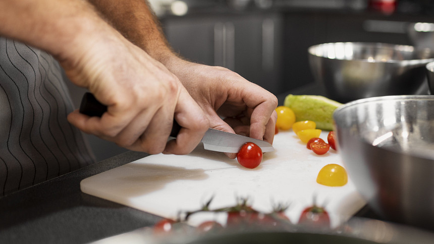 Pořezání je jedním z nejčastějších zranění, která se v kuchyni stávají.