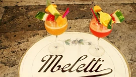 Doba koktejlová: První drinky byly z lihovin a zázvoru, rozmach nastal v době americké prohibice, kdy vznikl i slavný Martini koktejl