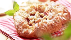 Jak udělat z tvrdých rohlíků a oschlých koláčů zase čerstvé pečivo? Pomůže voda, mikrovlnka i papírová utěrka