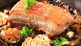Tučný čtvrtek je tu: Oslavit jej můžete šťavnatým a křehoučkým bůčkem pečeným na zelí, chuť a vůni mu dodá pivo