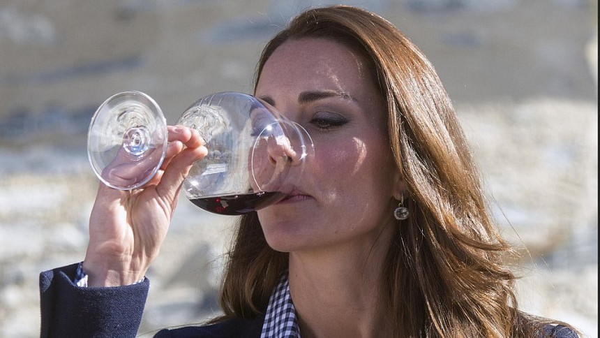 Královské chutě: Princezna Kate pivo nemusí, zato si dopřeje sklenku červeného vína nebo koktejl ze šampaňského