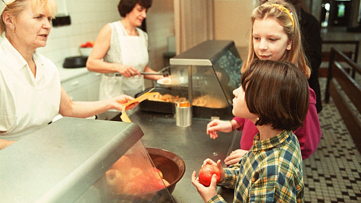Školní jídelny aneb 70 let školního stravování: Ještě na konci 80. let stál oběd 3,80 Kčs, dneska je to kolem 40 korun