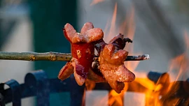 Jak nařezat špekáčky, aby se dokonale propekly a nespálily? K nejlepším metodám patří ježek nebo chobotnice