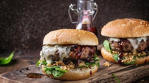 Otestovali jsme hit internetu: Netradiční cheeseburger z horkovzdušné fritézy je šťavnatý a s vajíčkem chutná skvěle