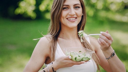 Jak na hubnutí bez blbnutí: Pět rad, jak shazovat kila skoro bez námahy díky vodě, zelenině i vláknině