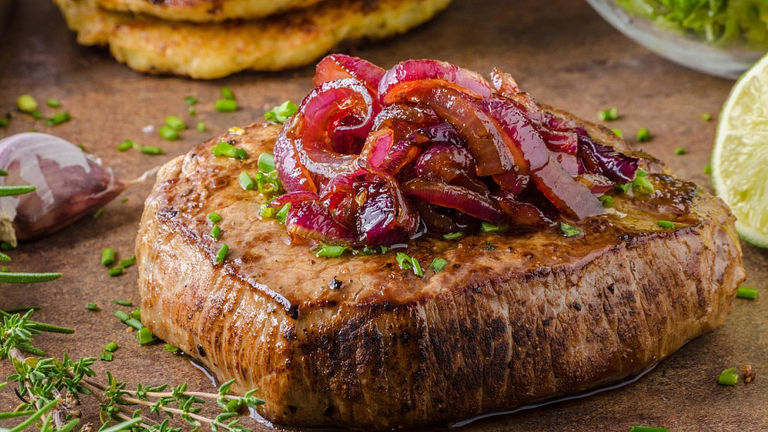 Karamelizovaná cibulka chutná výborně samotná, ale ještě víc v různých slaných pokrmech.