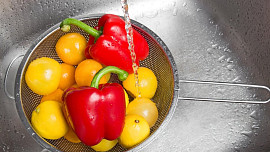 Jak správně mýt ovoce a zeleninu, abychom je zbavili špíny i bakterií? Pomůže obyčejný citron i lázeň s jedlou sodou