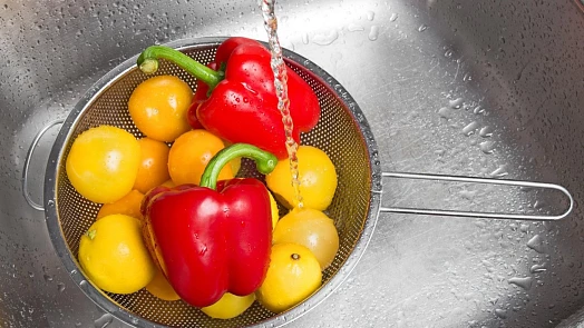 Jak správně mýt ovoce a zeleninu, abychom je zbavili špíny i bakterií? Pomůže obyčejný citron i lázeň s jedlou sodou