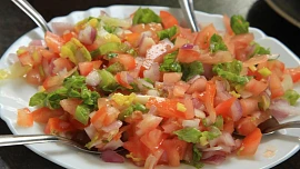Marocký rajčatovo-okurkový salát shlada: Trochu jiný „šopák“ je bez sýra, zato krásně voní římským kmínem a koriandrem