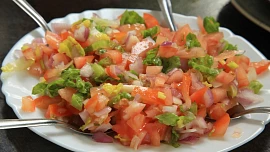 Marocký rajčatovo-okurkový salát shlada: Trochu jiný „šopák“ je bez sýra, zato krásně voní římským kmínem a koriandrem