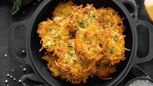 Bramboráky trochu jinak: Židovské latkes jsou díky jedné ingredienci úžasně křupavé a nejlépe chutnají s jablečnou omáčkou