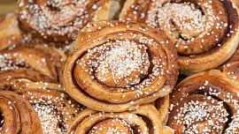 Jak na kynuté skořicové šneky: Nadýchané pečivo, které provoní byt a mizí ze stolu rychleji než vychladne