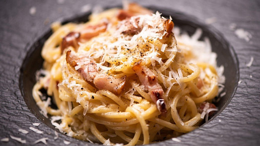 Italská babička nadchla internet: Za tenhle recept na krémové špagety carbonara získala 2 miliony lajků!