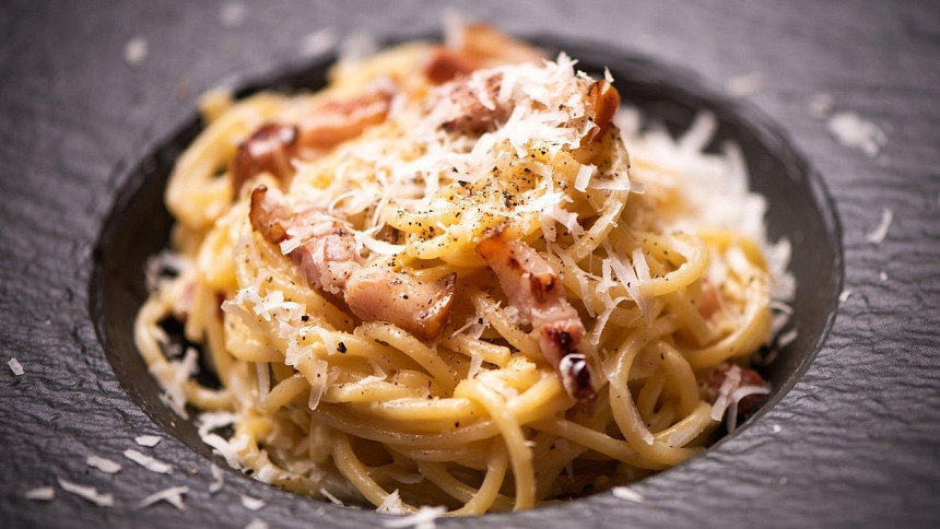 Italská babička nadchla internet: Za tenhle recept na krémové špagety carbonara získala 2 miliony lajků!