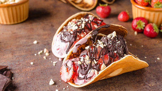 Ice cream tacos: Neobvykle servírovaná zmrzlina v tortilách vypadá efektně, posypaná čokoládou a oříšky je neodolatelná