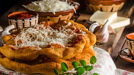 Jak na maďarské bramborové langoše: Podle originálního receptu jsou uvnitř krásně měkké a zvenku křupavé
