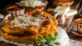 Jak na maďarské bramborové langoše: Podle originálního receptu jsou uvnitř krásně měkké a zvenku křupavé