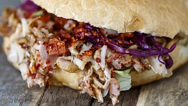 Hitem internetu je recept na domácí kebab! Stačí jen mleté maso, fígl s pečicím papírem a jogurtem a je hotovo