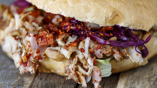 Hitem internetu je recept na domácí kebab! Stačí jen mleté maso, fígl s pečicím papírem a jogurtem a je hotovo