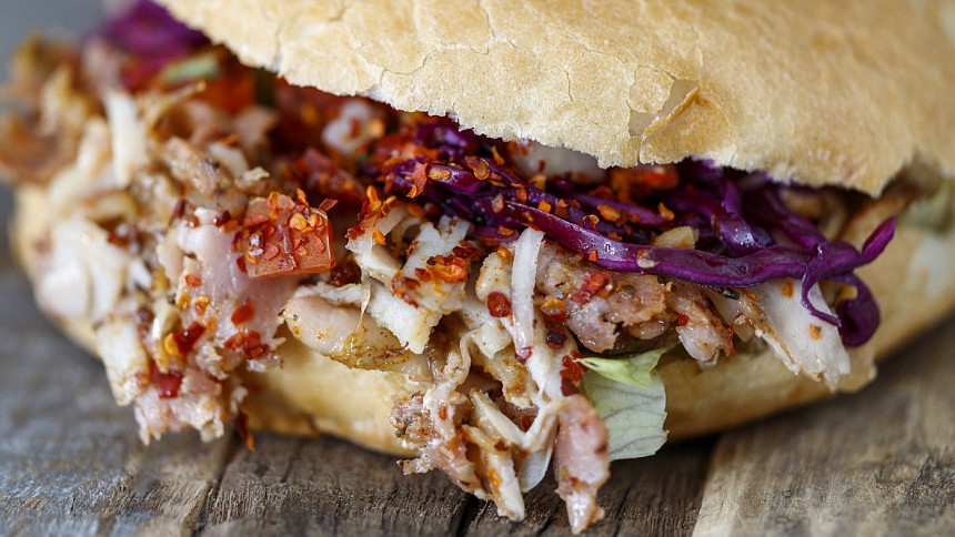 Hitem internetu je recept na domácí kebab! Stačí jen mleté maso, fígl s pečicím papírem a jogurtem a je hotovo