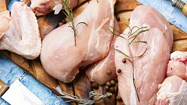 Proč nikdy neomývat kuřecí maso? Tahle informace vás definitivně přesvědčí a už to nikdy nebudete dělat