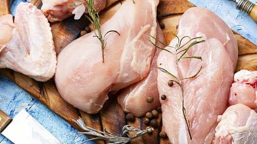 Proč nikdy neomývat kuřecí maso? Tahle informace vás definitivně přesvědčí a už to nikdy nebudete dělat