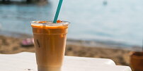 Hitem léta je španělské ledové latté: Sladkou kávu se salkem a skořicí zvládnete doma za 5 minut a chuť je božská