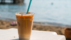 Hitem léta je španělské ledové latté: Sladkou kávu se salkem a skořicí zvládnete doma za 5 minut